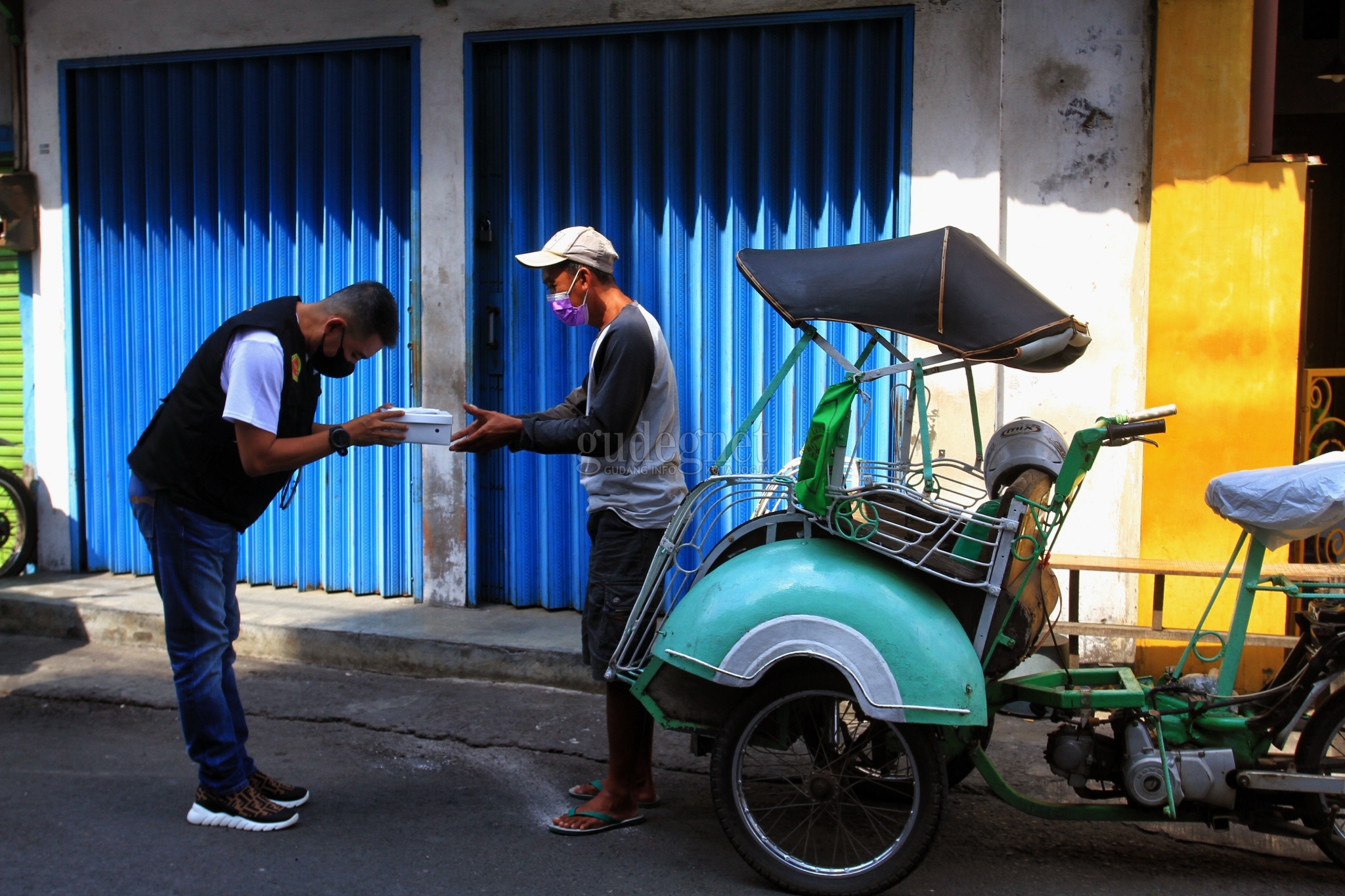 Komunitas Ini Bagikan Makan Siang dan Masker di Malioboro Komunitas Ini Bagikan Makan Siang dan Masker di Malioboro