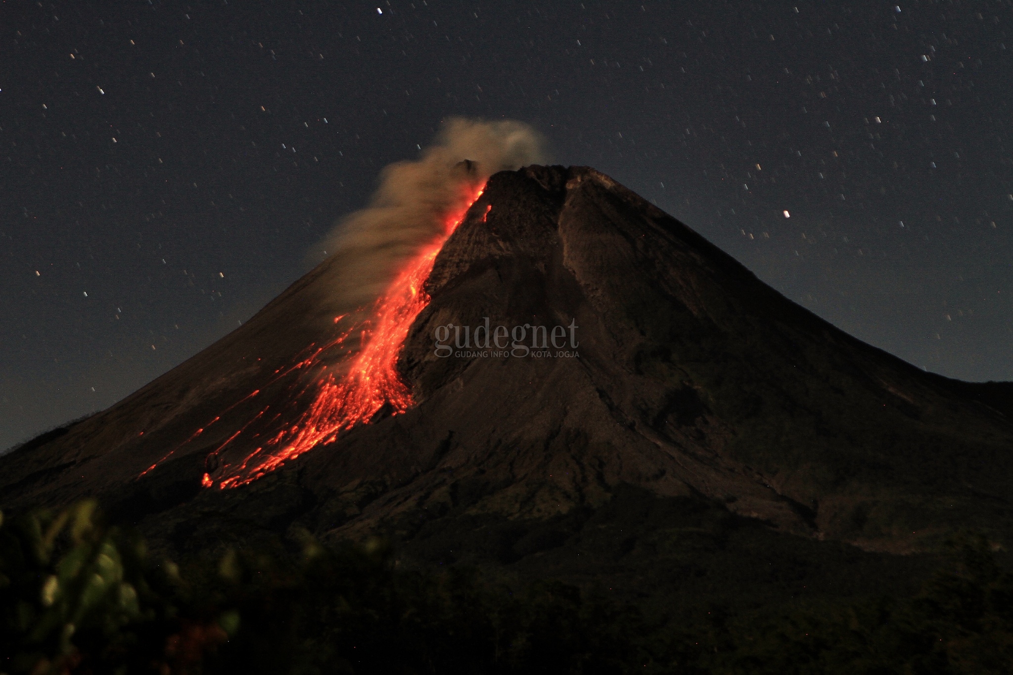 Merapi Keluarkan 160 Kali Guguran Lava Pijar Dalam Sepekan Merapi Keluarkan 160 Kali Guguran Lava Pijar Dalam Sepekan