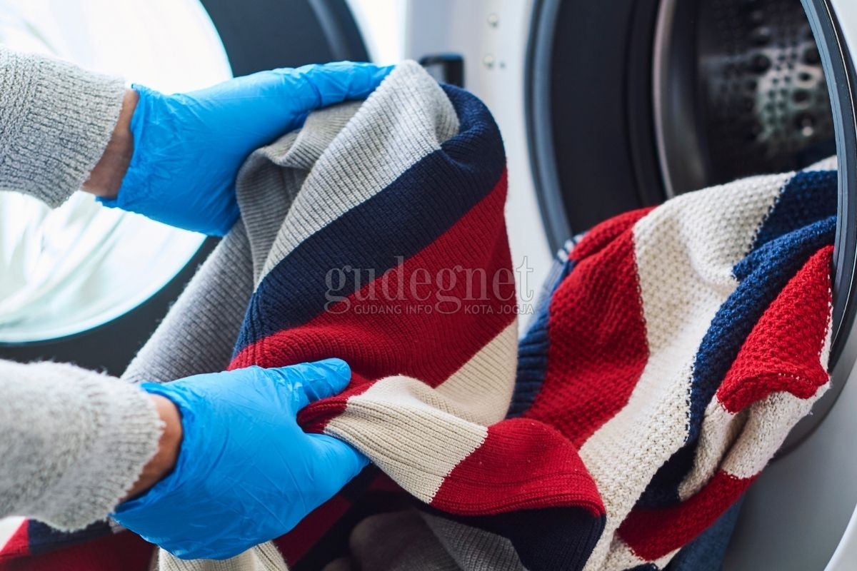 Mencuci Baju Pasien Isoman dengan Aman