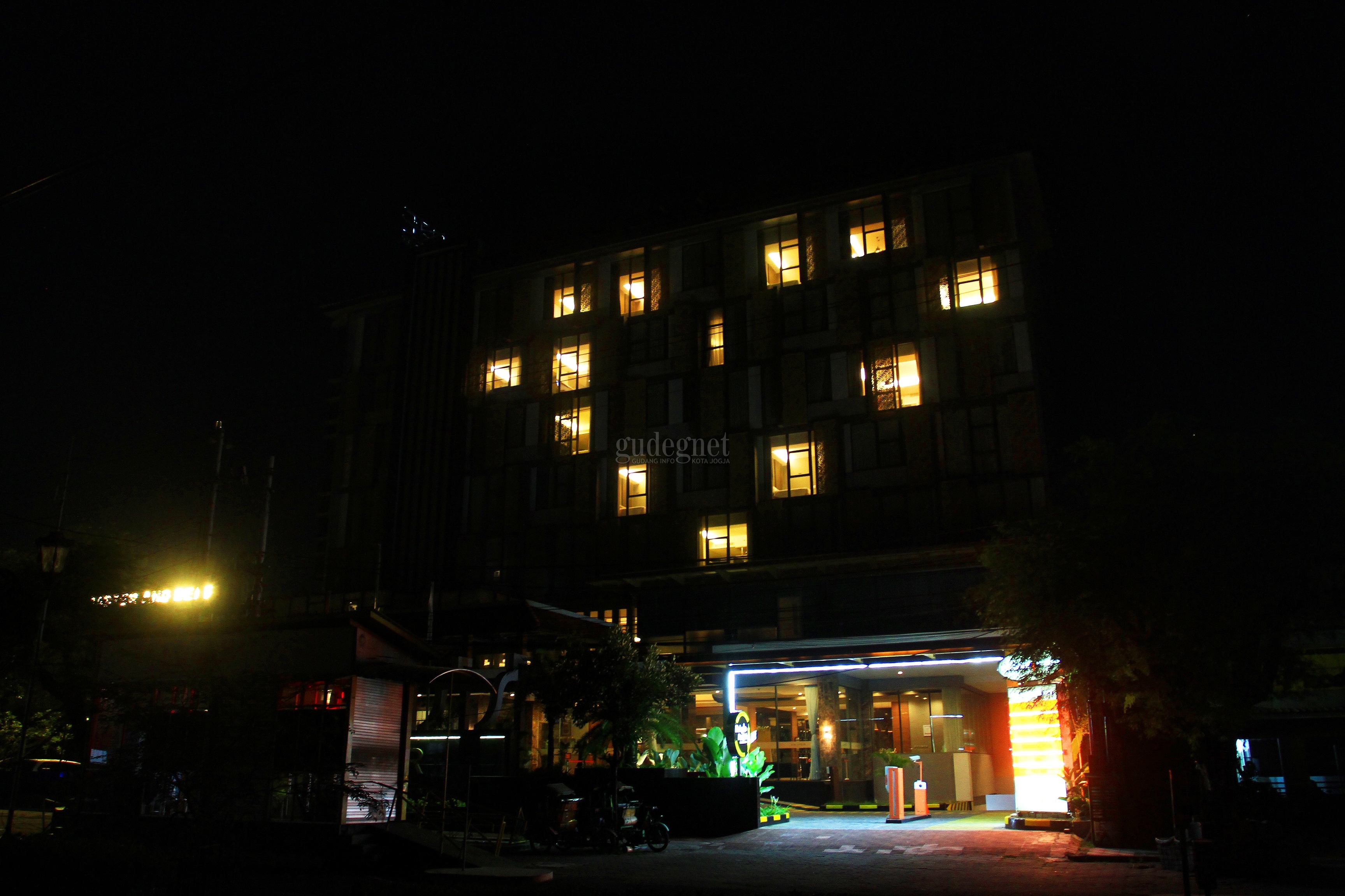 Puluhan Hotel Tampilkan Simbol Cinta, Tanda 'Guyub Sesarengan' Puluhan Hotel Tampilkan Simbol Cinta, Tanda 'Guyub Sesarengan'