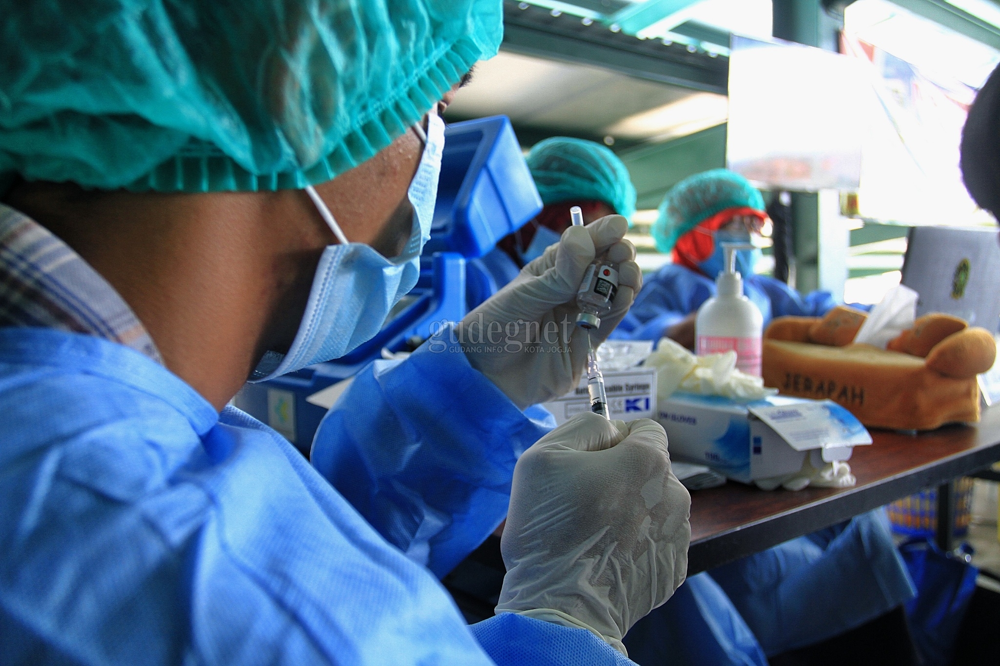 Pemkot Gelar Vaksinasi dan Pembagian Bantuan Beras Pemkot Gelar Vaksinasi dan Pembagian Bantuan Beras