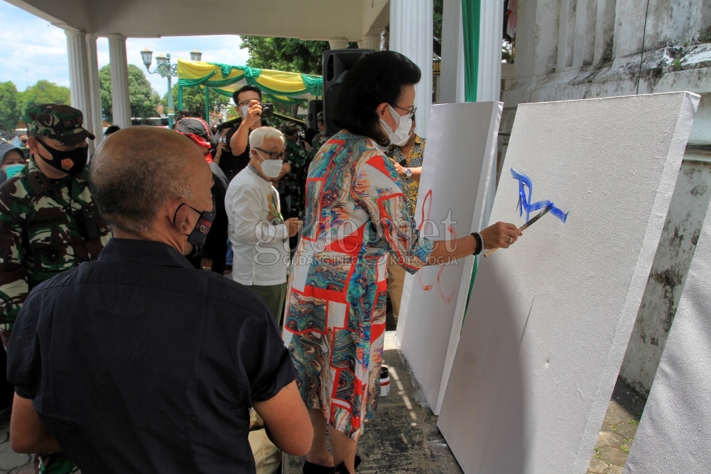 Live Painting on The Spot, Putu Sutawijaya Visualkan Merapi 'Siti Hinggil'-nya Yogyakarta Live Painting on The Spot, Putu Sutawijaya Visualkan Merapi 'Siti Hinggil'-nya Yogyakarta