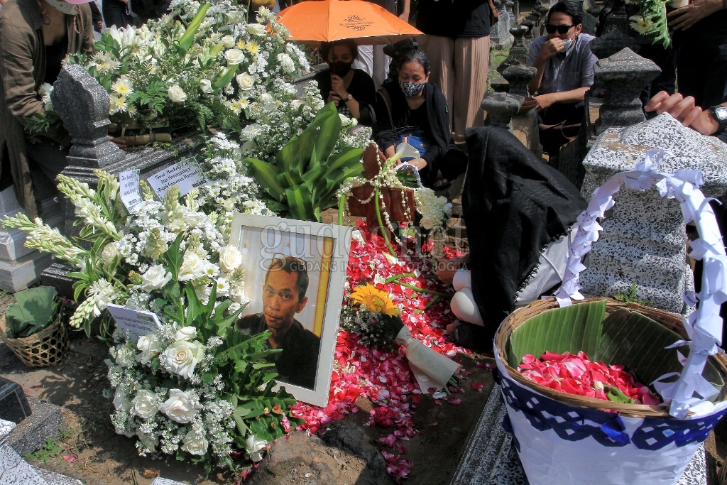 Ratusan Pelayat Iringi Gunawan 'Cindhil' Maryanto ke Peristirahatan Terakhirnya Ratusan Pelayat Iringi Gunawan 'Cindhil' Maryanto ke Peristirahatan Terakhirnya
