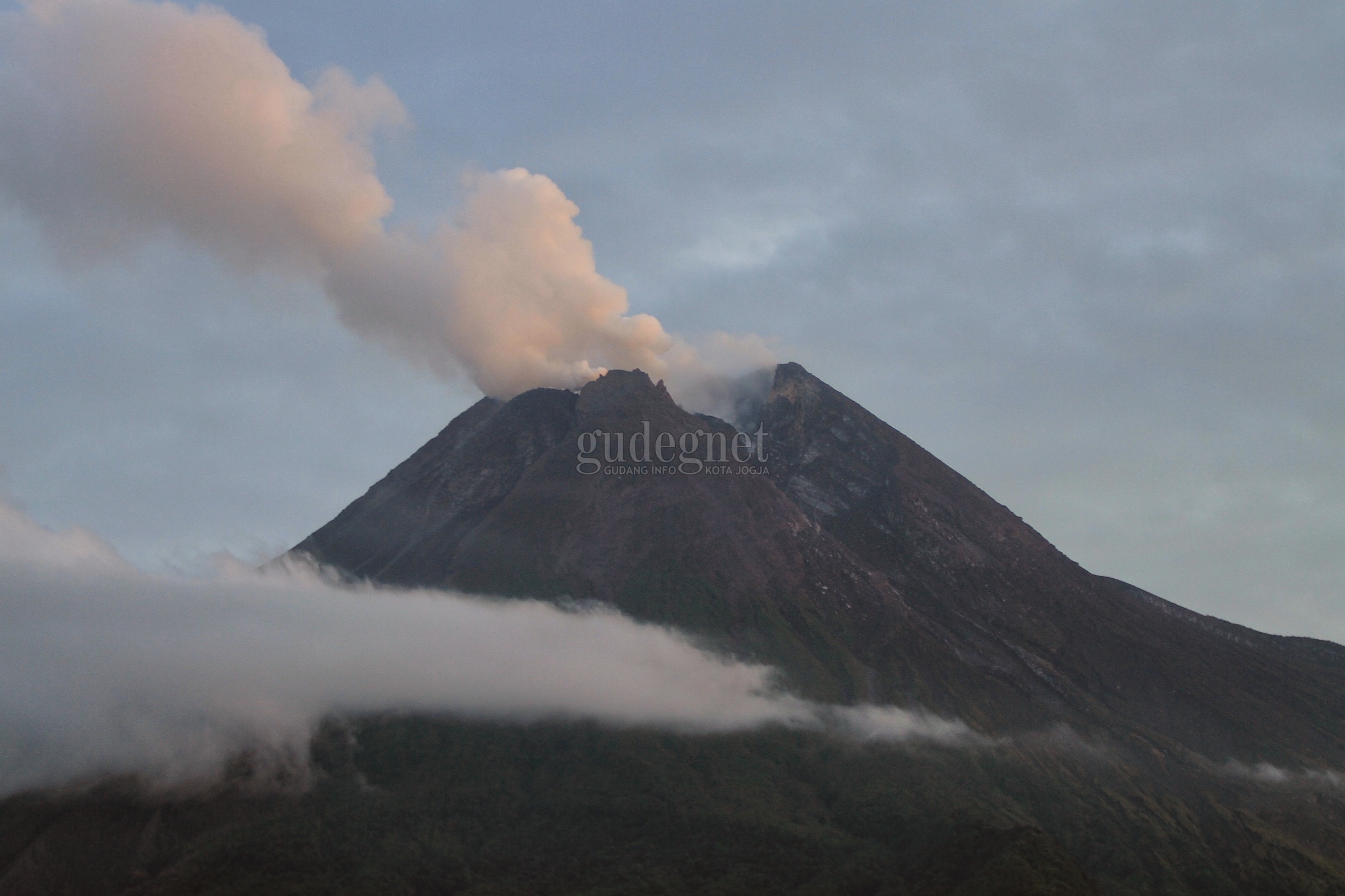 Pekan InI Merapi Keluarkan Dua Kali Awan Panas, Jarak Luncur 2.500 Meter Pekan InI Merapi Keluarkan Dua Kali Awan Panas, Jarak Luncur 2.500 Meter