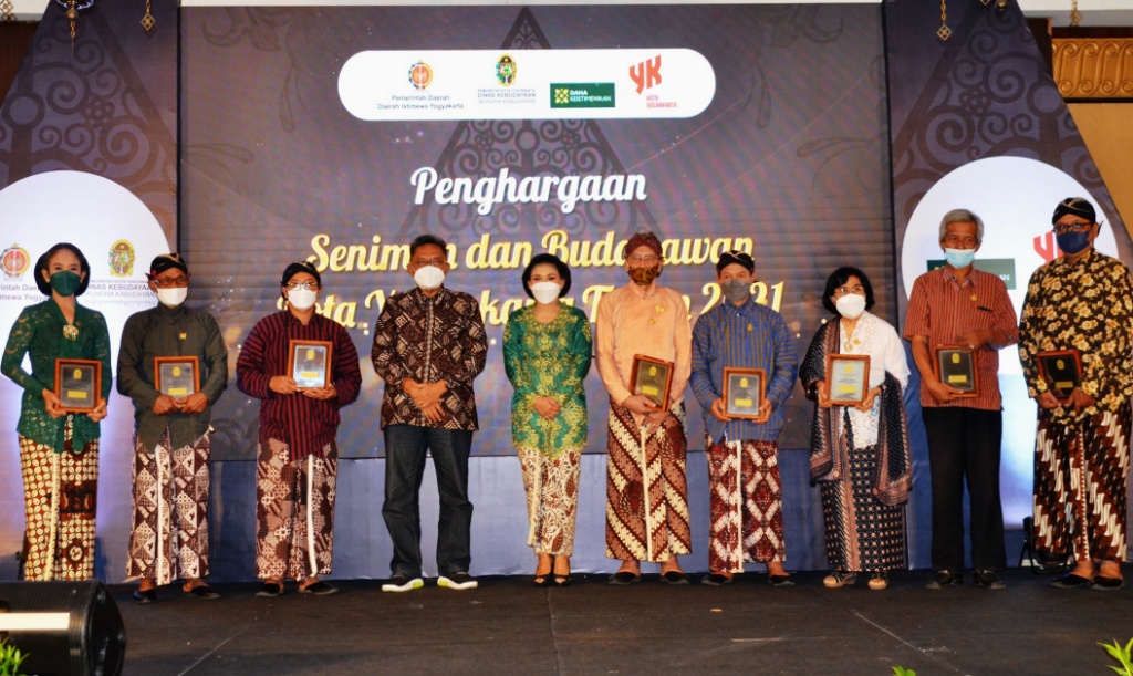 Seniman dan Budayawan Terima Penghargaan dari Pemkot Seniman dan Budayawan Terima Penghargaan dari Pemkot