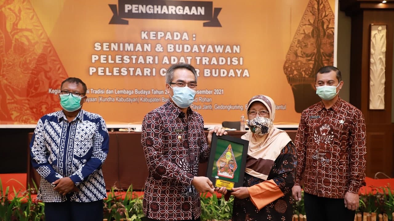 Bantul Beri Penghargaan Kepada Pelaku Seni Budaya Bantul Beri Penghargaan Kepada Pelaku Seni Budaya