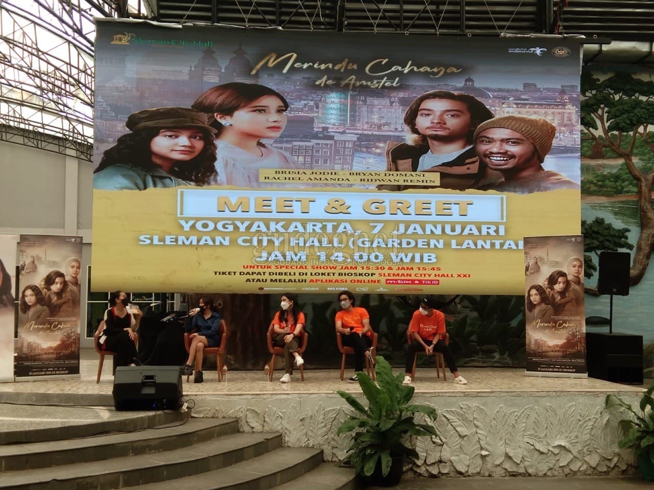 Pemain 'Merindu Cahaya de Amstel' Sapa Penggemar di Jogja