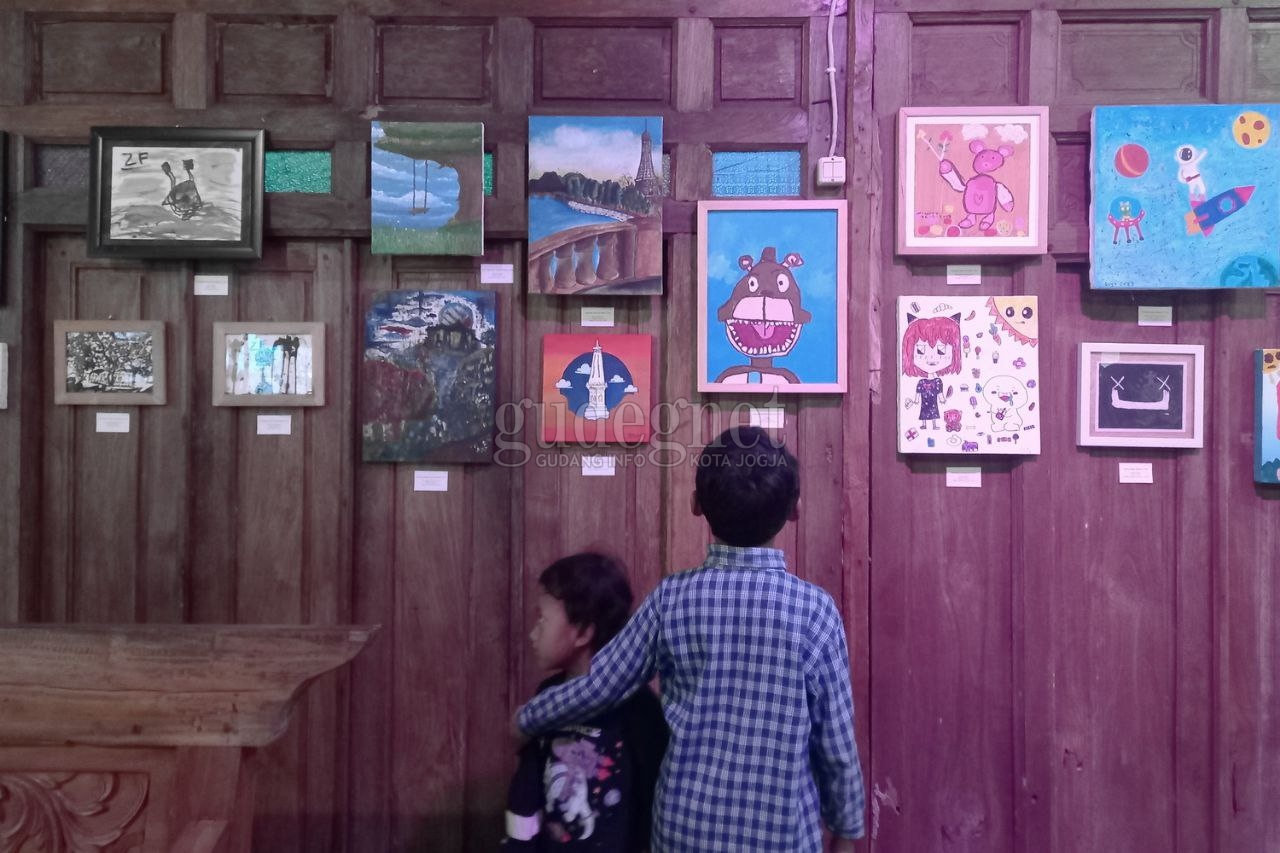 Melatih Keberanian dan Kepekaan Rasa Anak-anak Melalui Pajang Karya 