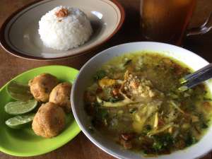 Gurihnya Soto Ayam Kampung Rempah di Warung Limasan