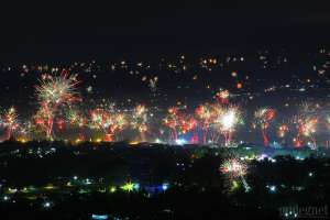 Kembang Api Hiasi Langit Prambanan saat Malam Pergantian Tahun 