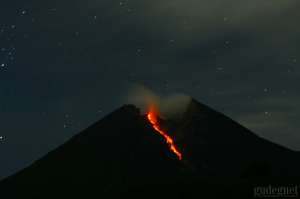 Merapi Alami Enam Kali Guguran Lava Pijar pada Minggu Malam