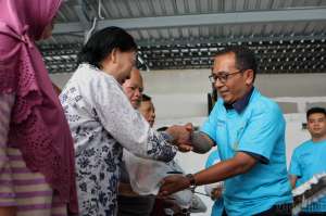 HUT BUMN, PT KAI Daop 6 Yogyakarta Bagikan 3.000 Sembako Murah