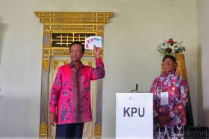 Sri Sultan HB X Nyoblos di TPS 15 Magangan Panembahan
