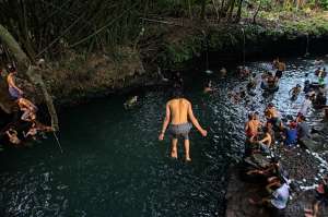 Tradisi Padusan, Ratusan Warga Padati Blue Lagoon 
