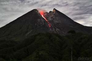 Merapi Keluarkan 12 Kali Guguran Lava Pijar dan Satu Kali Awan Panas 