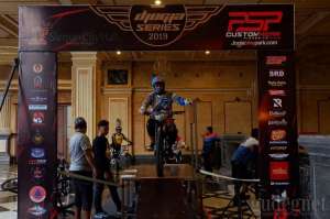 Ratusan Pembalap Sepeda Ikuti Urban Downmall di SCH