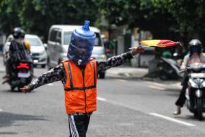 Tak Ada Masker, Galon pun Berguna