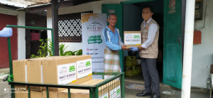 BMT UMY Bagikan Paket Sembako untuk Pekerja Harian