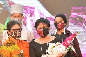 Pasang Surut Perjalanan Lia Mustafa di Dunia Rancang Busana