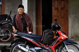 Pegang Senter, Mbah Arjo Turun ke Pengungsian
