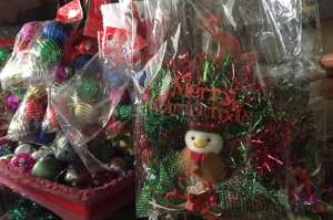 Di Tengah Pandemi, Pernak-pernik Natal Tetap Diburu Pembeli