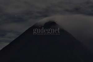 Perkembangan Merapi: 19 Kali Guguran Lava Pijar dan 4 Kali Awan Panas
