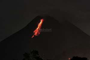 Merapi Keluarkan Dua Kali Lava Pijar Sejauh 1,2 Kilometer