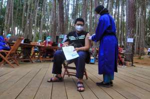 Berikan Suasana Beda, Pemkab Bantul Gelar Vaksinasi Di Hutan Pinus Mangunan