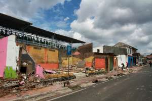 Kios Sekitar Sarkem Dibongkar Untuk Perluasan Parkir dan Penataan Jalur Pedestrian Stasiun Tugu Kios Sekitar Sarkem Dibongkar Untuk Perluasan Parkir dan Penataan Jalur Pedestrian Stasiun Tugu