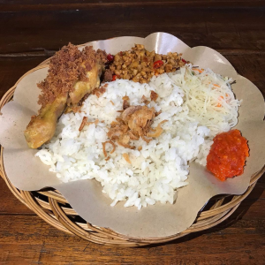 Nasi Uduk Ajeb, Buka Sampai Malam dengan Pilihan Lauk Lengkap