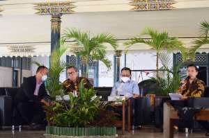Menyambut Pembelajaran Tatap Muka UWM Menggelar Seminar